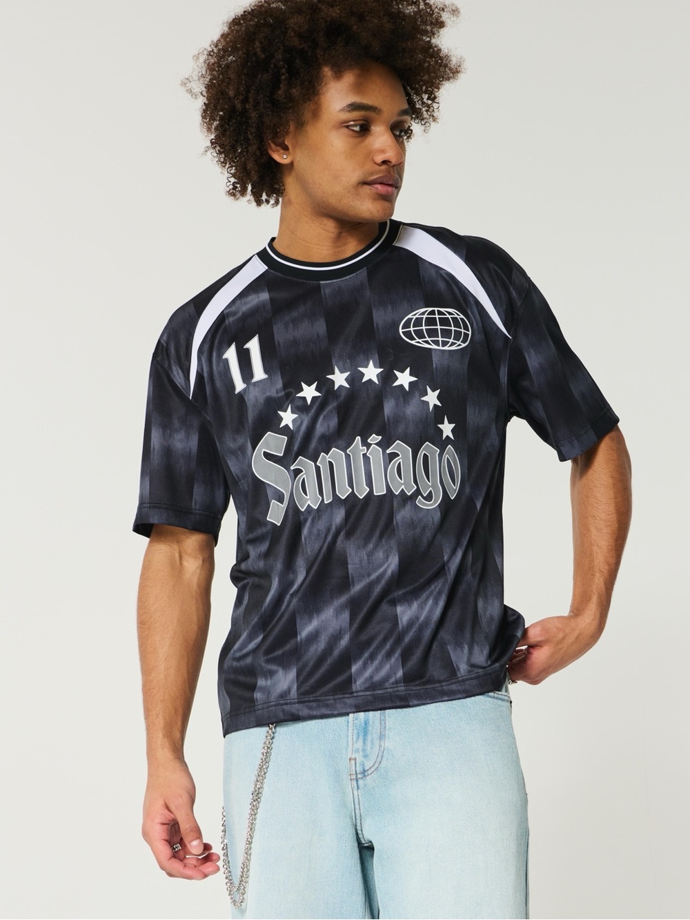 Hollister Men’s Boxy Santiago Graphic Soccer Jersey in black 11 XL